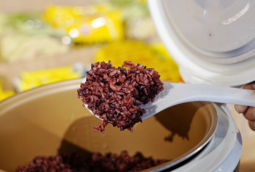 一整排自助區隨你夾！最便宜388元就能吃到飽，新鮮蔬菜、丸子火鍋料就近40種、飲料30種，還有咖哩飯、泰奶霜淇淋