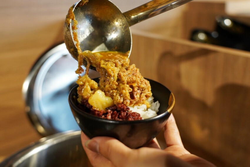 一整排自助區隨你夾！最便宜388元就能吃到飽，新鮮蔬菜、丸子火鍋料就近40種、飲料30種，還有咖哩飯、泰奶霜淇淋