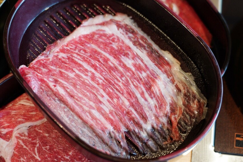 一整排自助區隨你夾！最便宜388元就能吃到飽，新鮮蔬菜、丸子火鍋料就近40種、飲料30種，還有咖哩飯、泰奶霜淇淋