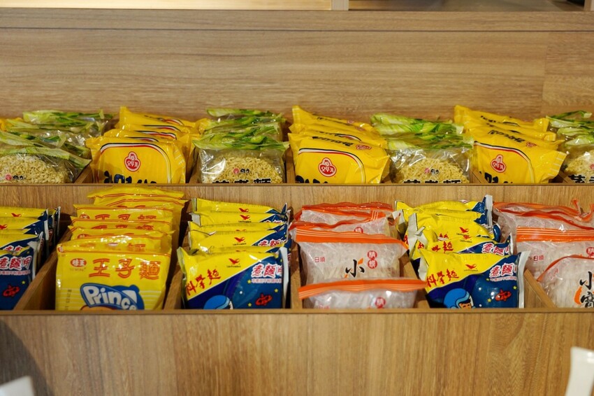 一整排自助區隨你夾！最便宜388元就能吃到飽，新鮮蔬菜、丸子火鍋料就近40種、飲料30種，還有咖哩飯、泰奶霜淇淋