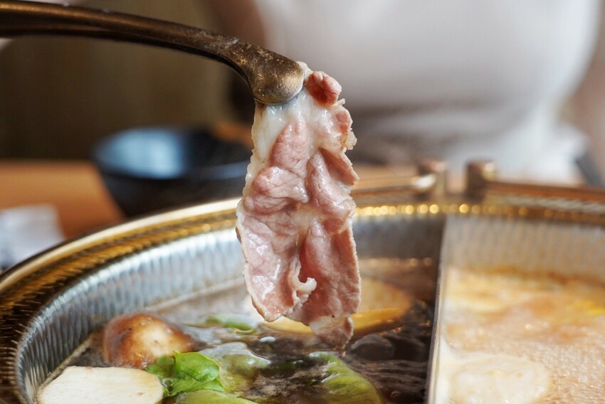 一整排自助區隨你夾！最便宜388元就能吃到飽，新鮮蔬菜、丸子火鍋料就近40種、飲料30種，還有咖哩飯、泰奶霜淇淋