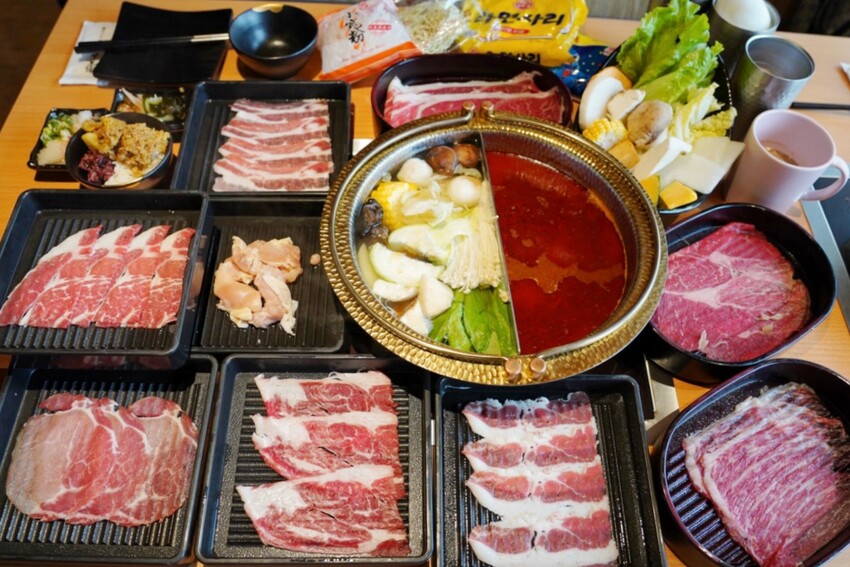 一整排自助區隨你夾！最便宜388元就能吃到飽，新鮮蔬菜、丸子火鍋料就近40種、飲料30種，還有咖哩飯、泰奶霜淇淋