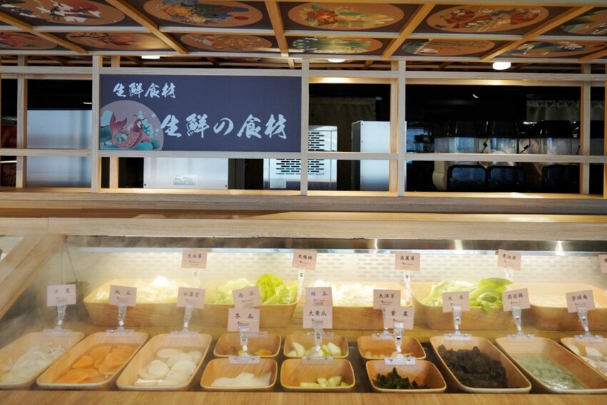 一整排自助區隨你夾！最便宜388元就能吃到飽，新鮮蔬菜、丸子火鍋料就近40種、飲料30種，還有咖哩飯、泰奶霜淇淋