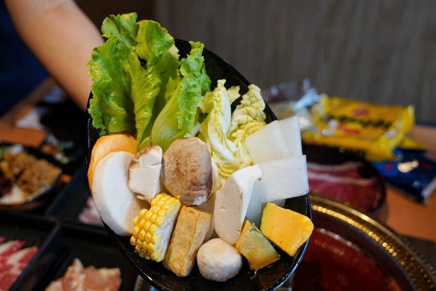 一整排自助區隨你夾！最便宜388元就能吃到飽，新鮮蔬菜、丸子火鍋料就近40種、飲料30種，還有咖哩飯、泰奶霜淇淋