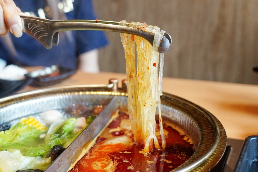 一整排自助區隨你夾！最便宜388元就能吃到飽，新鮮蔬菜、丸子火鍋料就近40種、飲料30種，還有咖哩飯、泰奶霜淇淋