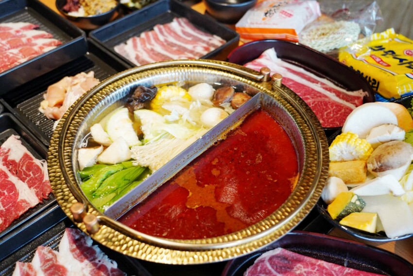 一整排自助區隨你夾！最便宜388元就能吃到飽，新鮮蔬菜、丸子火鍋料就近40種、飲料30種，還有咖哩飯、泰奶霜淇淋