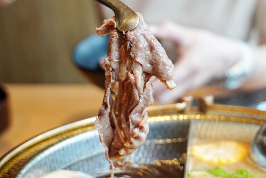 一整排自助區隨你夾！最便宜388元就能吃到飽，新鮮蔬菜、丸子火鍋料就近40種、飲料30種，還有咖哩飯、泰奶霜淇淋