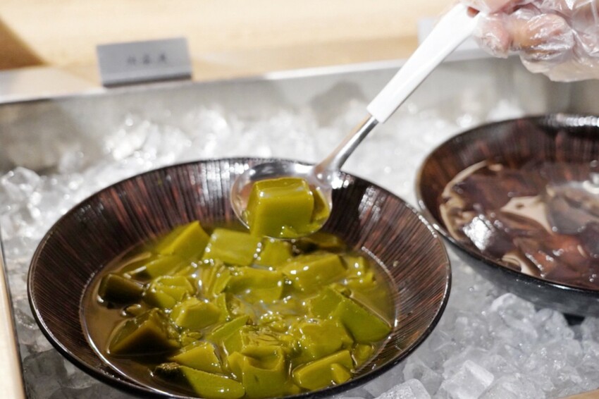 一整排自助區隨你夾！最便宜388元就能吃到飽，新鮮蔬菜、丸子火鍋料就近40種、飲料30種，還有咖哩飯、泰奶霜淇淋