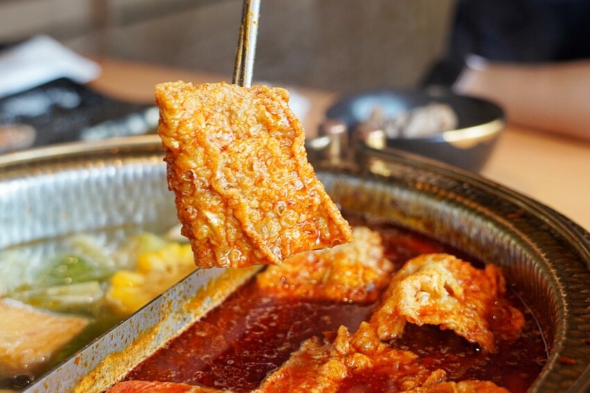 一整排自助區隨你夾！最便宜388元就能吃到飽，新鮮蔬菜、丸子火鍋料就近40種、飲料30種，還有咖哩飯、泰奶霜淇淋