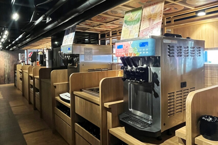 一整排自助區隨你夾！最便宜388元就能吃到飽，新鮮蔬菜、丸子火鍋料就近40種、飲料30種，還有咖哩飯、泰奶霜淇淋