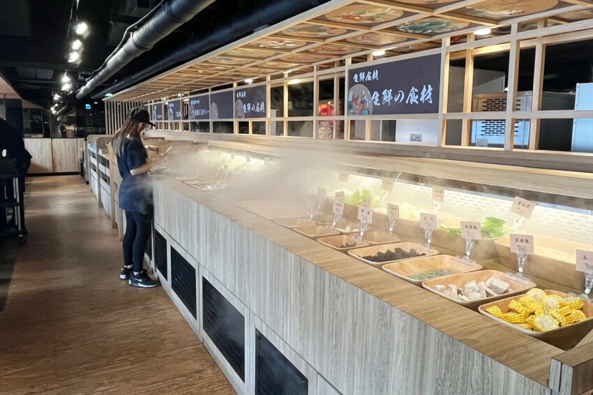 一整排自助區隨你夾！最便宜388元就能吃到飽，新鮮蔬菜、丸子火鍋料就近40種、飲料30種，還有咖哩飯、泰奶霜淇淋