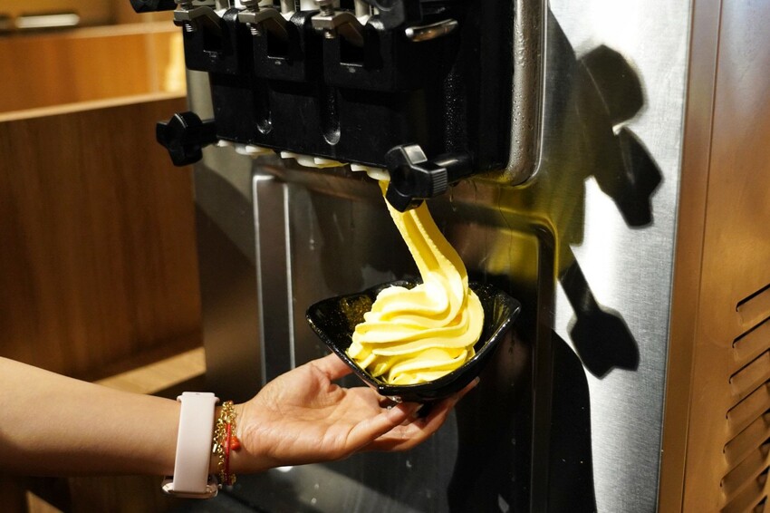 一整排自助區隨你夾！最便宜388元就能吃到飽，新鮮蔬菜、丸子火鍋料就近40種、飲料30種，還有咖哩飯、泰奶霜淇淋