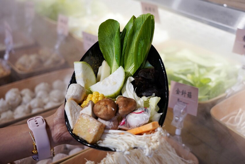 一整排自助區隨你夾！最便宜388元就能吃到飽，新鮮蔬菜、丸子火鍋料就近40種、飲料30種，還有咖哩飯、泰奶霜淇淋