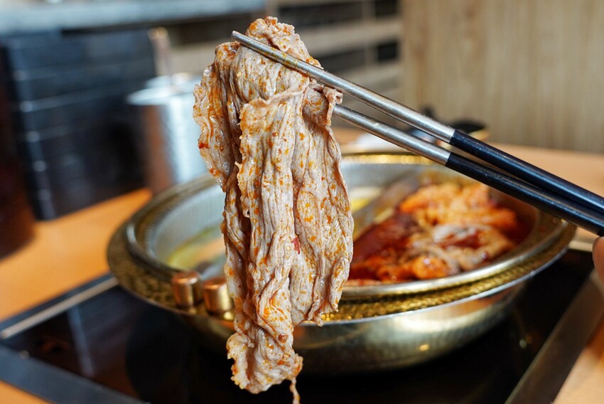 一整排自助區隨你夾！最便宜388元就能吃到飽，新鮮蔬菜、丸子火鍋料就近40種、飲料30種，還有咖哩飯、泰奶霜淇淋