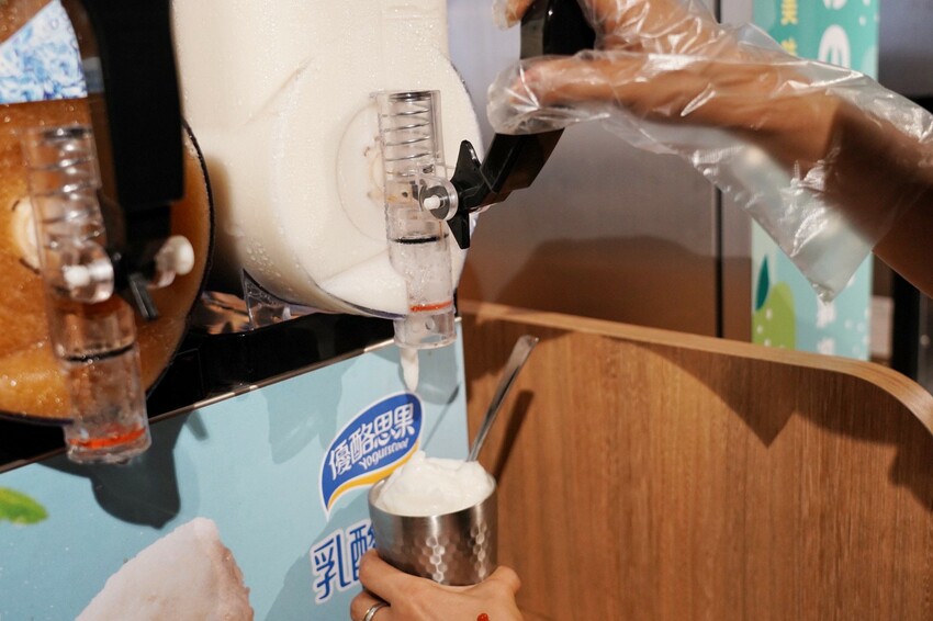 一整排自助區隨你夾！最便宜388元就能吃到飽，新鮮蔬菜、丸子火鍋料就近40種、飲料30種，還有咖哩飯、泰奶霜淇淋