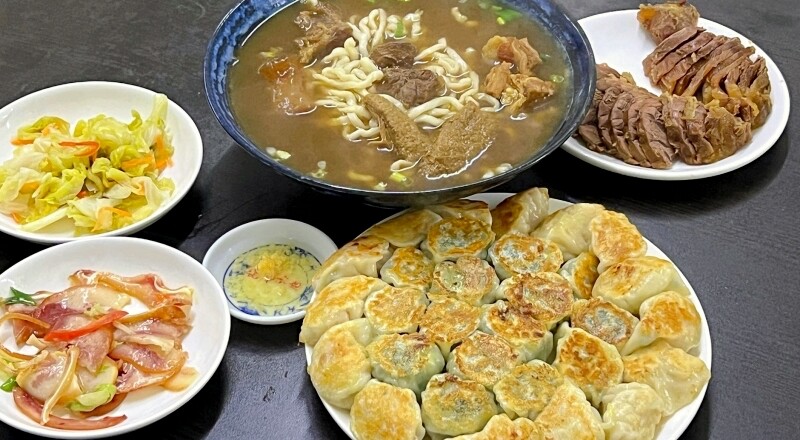 蘇澳阿暖魚雜》煙燻魚雜口味獨特，專賣魚雜及鵝肉料理黑白切老店，必吃鵝油飯、綜合魚雜｜蘇澳在地特色小吃