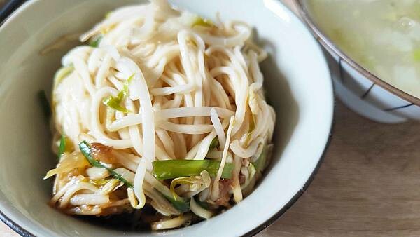 【板橋美食】古早味小吃 小餛飩肉羹湯 油飯｜１５元油飯３０元肉羹湯，超佛心價的隱藏版美食