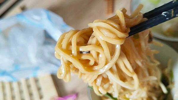 【板橋美食】古早味小吃 小餛飩肉羹湯 油飯｜１５元油飯３０元肉羹湯，超佛心價的隱藏版美食