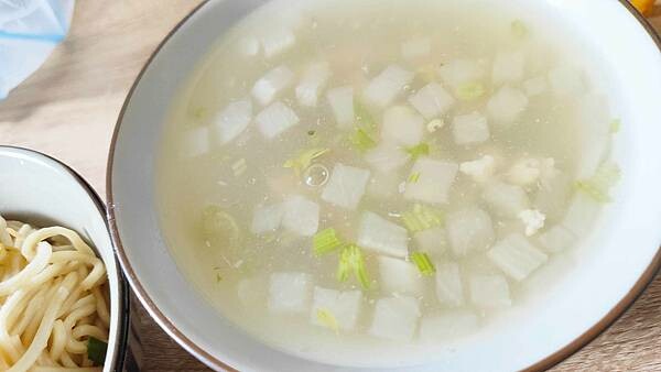 【板橋美食】古早味小吃 小餛飩肉羹湯 油飯｜１５元油飯３０元肉羹湯，超佛心價的隱藏版美食