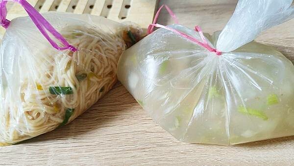 【板橋美食】古早味小吃 小餛飩肉羹湯 油飯｜１５元油飯３０元肉羹湯，超佛心價的隱藏版美食