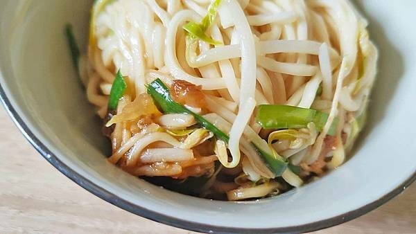 【板橋美食】古早味小吃 小餛飩肉羹湯 油飯｜１５元油飯３０元肉羹湯，超佛心價的隱藏版美食