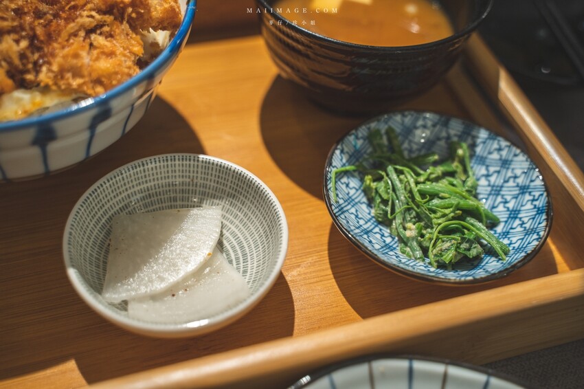 新北美食｜KATSU鑫 熟成豬排蓋飯～中和四號公園店新開幕！軟嫩多汁的人氣豬排蓋飯中永和也吃得到囉、捷運永