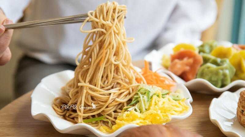 台中逢甲|uni cafe與你咖啡 -藍白色調韓系咖啡廳,對寵物很友善之外這裡有蔬食