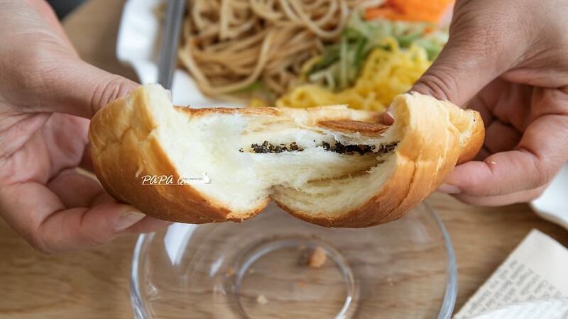 台中逢甲|uni cafe與你咖啡 -藍白色調韓系咖啡廳,對寵物很友善之外這裡有蔬食