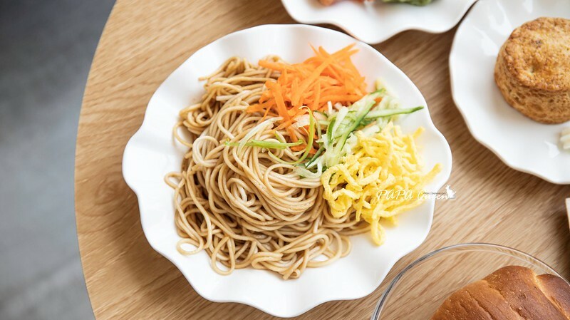 台中逢甲|uni cafe與你咖啡 -藍白色調韓系咖啡廳,對寵物很友善之外這裡有蔬食