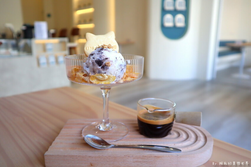 台中新開幕韓系咖啡廳就在逢甲，剛開幕就爆紅生意超好要排隊，乳酪蛋糕超好吃，寵物友善餐廳