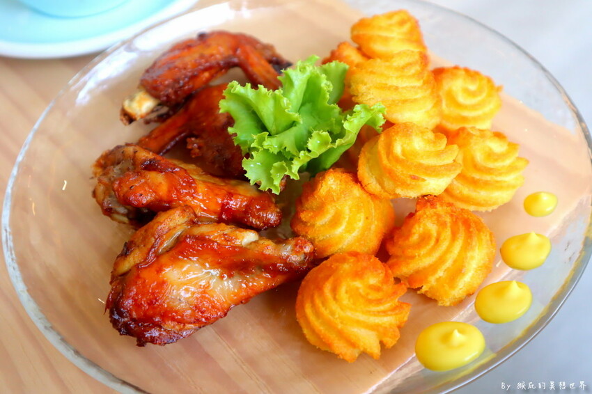 台中新開幕韓系咖啡廳就在逢甲，剛開幕就爆紅生意超好要排隊，乳酪蛋糕超好吃，寵物友善餐廳