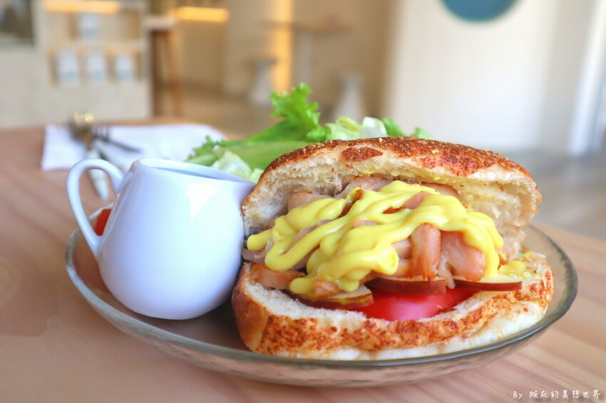 台中新開幕韓系咖啡廳就在逢甲，剛開幕就爆紅生意超好要排隊，乳酪蛋糕超好吃，寵物友善餐廳