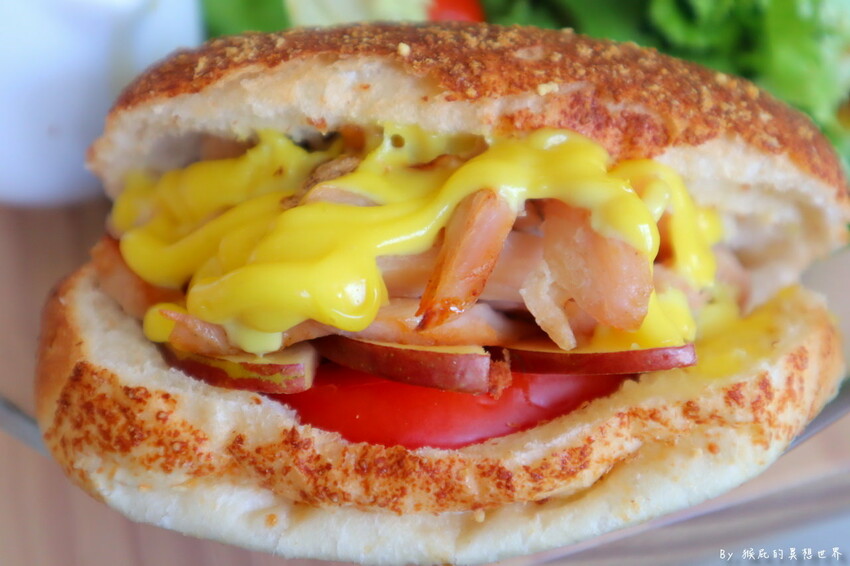 台中新開幕韓系咖啡廳就在逢甲，剛開幕就爆紅生意超好要排隊，乳酪蛋糕超好吃，寵物友善餐廳