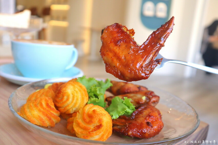 台中新開幕韓系咖啡廳就在逢甲，剛開幕就爆紅生意超好要排隊，乳酪蛋糕超好吃，寵物友善餐廳