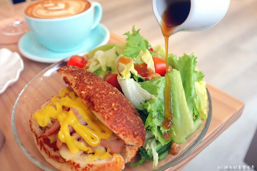 台中新開幕韓系咖啡廳就在逢甲，剛開幕就爆紅生意超好要排隊，乳酪蛋糕超好吃，寵物友善餐廳