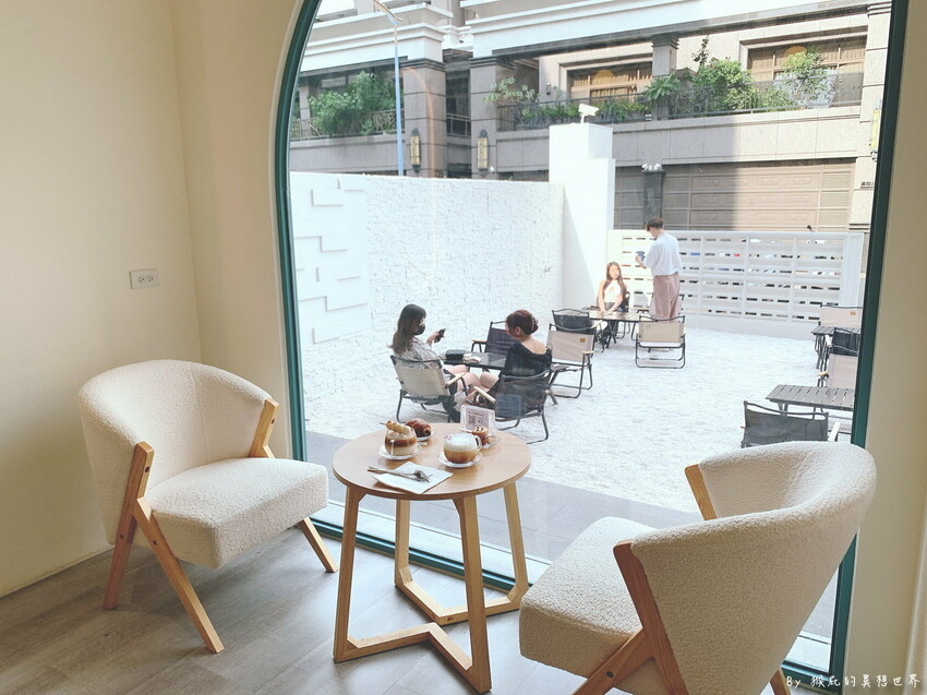 台中新開幕韓系咖啡廳就在逢甲，剛開幕就爆紅生意超好要排隊，乳酪蛋糕超好吃，寵物友善餐廳