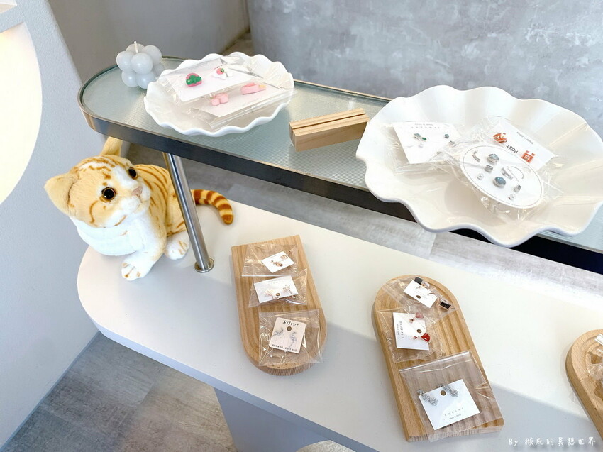 台中新開幕韓系咖啡廳就在逢甲，剛開幕就爆紅生意超好要排隊，乳酪蛋糕超好吃，寵物友善餐廳