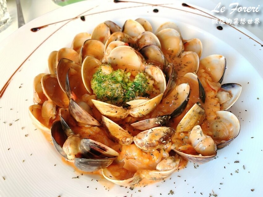 台中新開幕韓系咖啡廳就在逢甲，剛開幕就爆紅生意超好要排隊，乳酪蛋糕超好吃，寵物友善餐廳