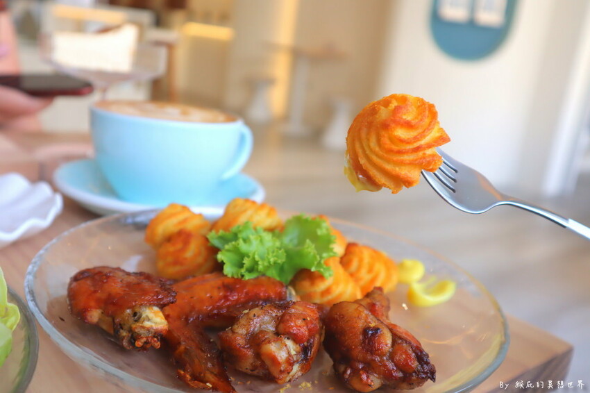 台中新開幕韓系咖啡廳就在逢甲，剛開幕就爆紅生意超好要排隊，乳酪蛋糕超好吃，寵物友善餐廳