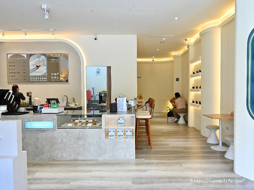 Uni cafe 與你咖啡｜台中質感純白色系咖啡館，精緻甜點下午茶，好吃又好拍，還有大大庭院讓你拍不停～