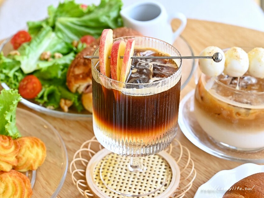 Uni cafe 與你咖啡｜台中質感純白色系咖啡館，精緻甜點下午茶，好吃又好拍，還有大大庭院讓你拍不停～