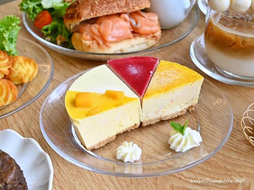 Uni cafe 與你咖啡｜台中質感純白色系咖啡館，精緻甜點下午茶，好吃又好拍，還有大大庭院讓你拍不停～