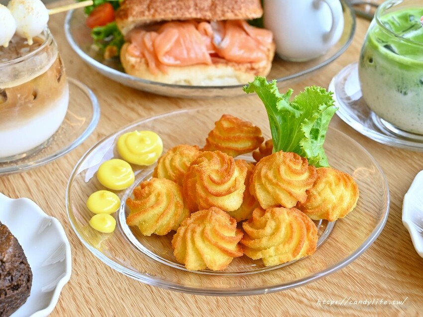 Uni cafe 與你咖啡｜台中質感純白色系咖啡館，精緻甜點下午茶，好吃又好拍，還有大大庭院讓你拍不停～