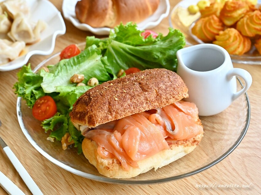 Uni cafe 與你咖啡｜台中質感純白色系咖啡館，精緻甜點下午茶，好吃又好拍，還有大大庭院讓你拍不停～