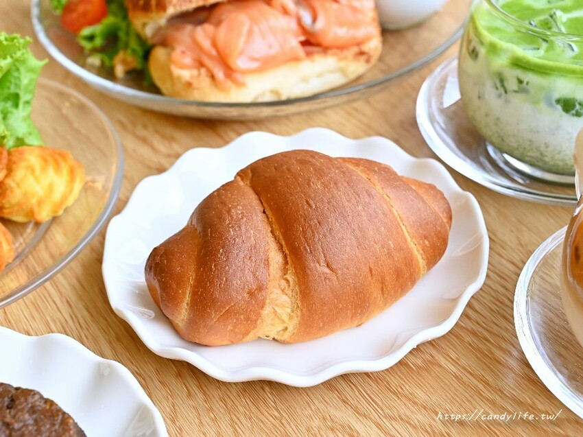 Uni cafe 與你咖啡｜台中質感純白色系咖啡館，精緻甜點下午茶，好吃又好拍，還有大大庭院讓你拍不停～