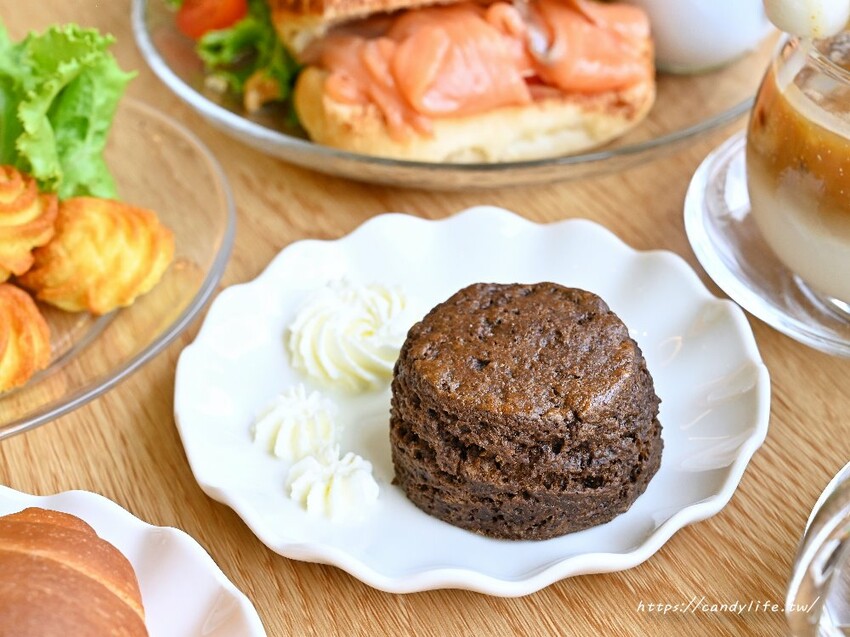 Uni cafe 與你咖啡｜台中質感純白色系咖啡館，精緻甜點下午茶，好吃又好拍，還有大大庭院讓你拍不停～