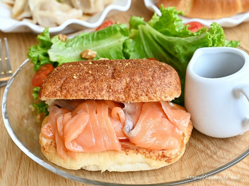 Uni cafe 與你咖啡｜台中質感純白色系咖啡館，精緻甜點下午茶，好吃又好拍，還有大大庭院讓你拍不停～