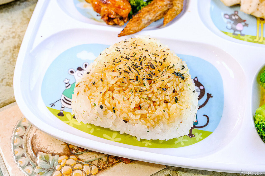 圖書館內美味日式定食、烏龍麵，日饕和食料理定食200元優惠，舒適寬敞，適合聚餐午茶！