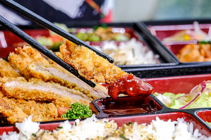 圖書館內美味日式定食、烏龍麵，日饕和食料理定食200元優惠，舒適寬敞，適合聚餐午茶！