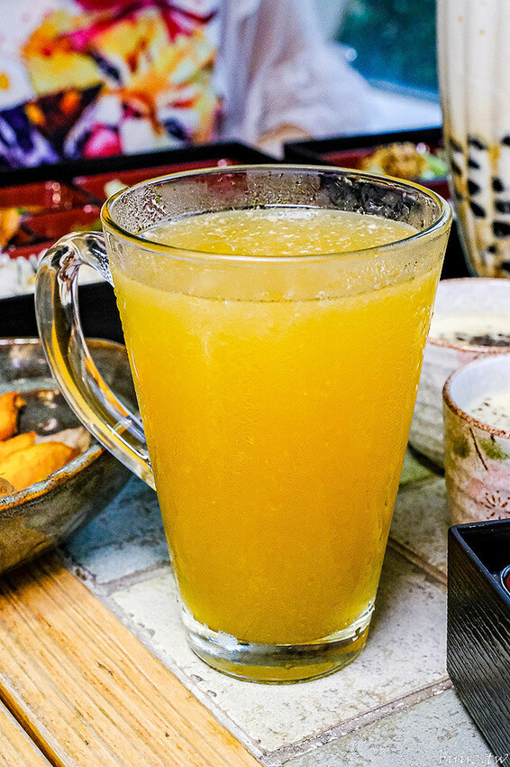 圖書館內美味日式定食、烏龍麵，日饕和食料理定食200元優惠，舒適寬敞，適合聚餐午茶！